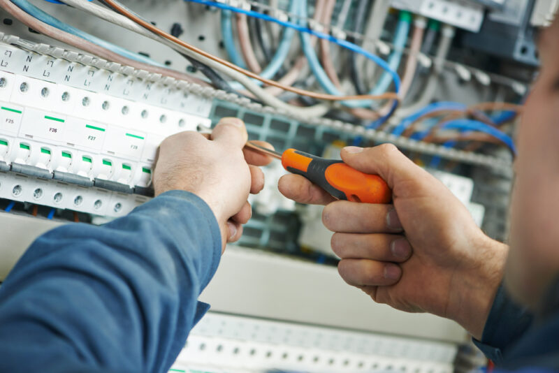 Hands,Of,Electrician,With,Screwdriver,Tighten,Up,Switching,Electric,Actuator Webdesign für Elektriker